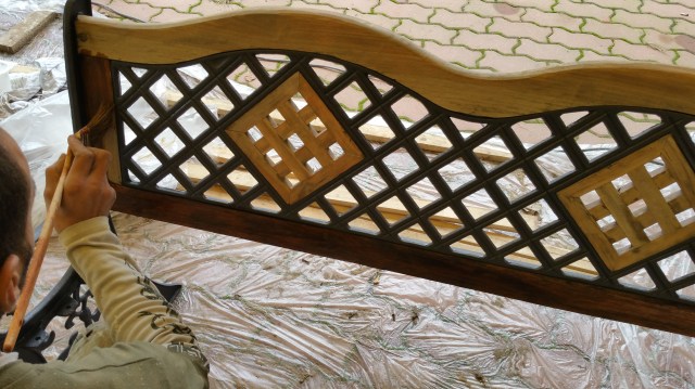 verniciatura panchine 01 www.ristrutturazionmilano.com