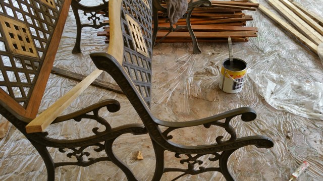 verniciatura panchine 02 www.ristrutturazionmilano.com