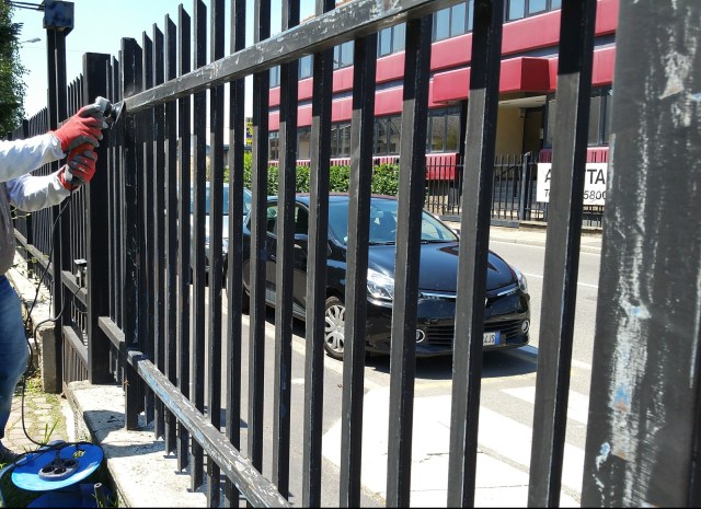 verniciatura-recinzioni-02-www-ristrutturazionmilano-com.jpg